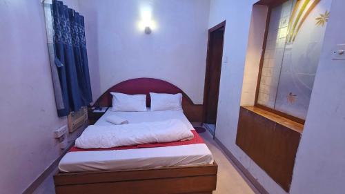 Madhyamgram Hotel | Townhouse Madhyamgram Chowmatha Bus Terminal Kolkata Formerly Star Guest House