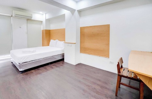 Valenzuela Hotel | Townhouse Oak BRBlock Boutique & Residences, Kalayaan Avenue, Near Ayala Mall, Poblacion, Makati, Manila
