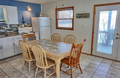 Eddyville House | Townhouses 3 & 5 (Sleeps 1-10) - Offer a Full Size Kitchen/Sitting Area, 2 Full size bathrooms with tub/shower units, 3 Queen beds, 1 twin bed, 2 Full Beds.