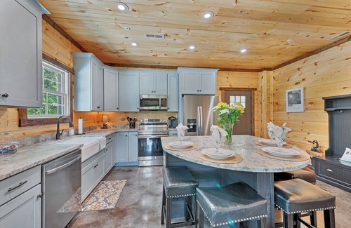 Walland Cabin | Townsend - River's Cabin - 2 bedroom - Sleeps 8