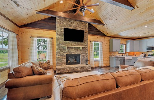 Walland Cabin | Townsend - River's Cabin - 2 bedroom - Sleeps 8
