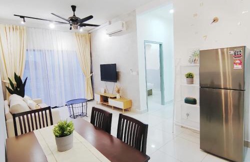 Kampung Bukit Dukong Apartment | Traders Garden Cozy 2 BR Family Suite with WiFi