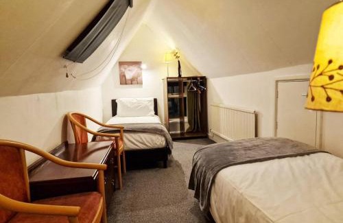 Norwich Apartment | Tradesmen Inn 3-br 6-beds & Gated Parking