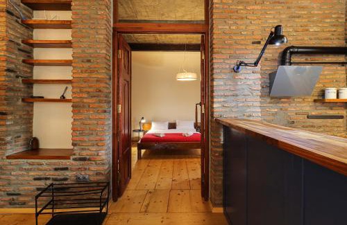 Sololaki Apartment | Traditional 2BR Sololaki Apt - By Wehost