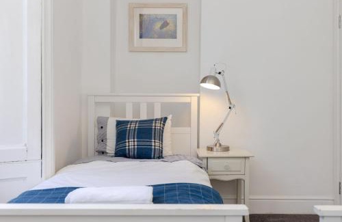 Leith Apartment | TRADITIONAL 3 BEDROOM QUIET DUPLEX FLAT BY HIGH ST, TRAMS and BUSES - JUST 1-5 MILES TO CENTRE