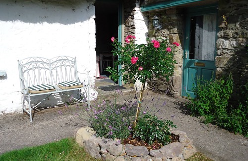 Ballymacarbry Cottage | Traditional Irish Cottage located in outstanding scenery