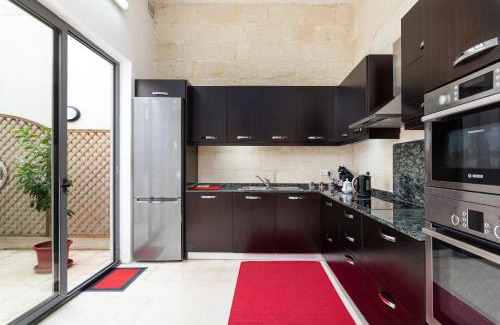 Cospicua House | Traditional & Modern Maltese Townhouse - Rooftop Terrace and Sea Views, close to Birgu Waterfront