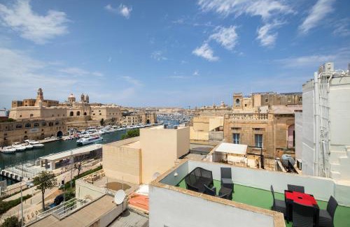 Cospicua House | Traditional & Modern Maltese Townhouse - Rooftop Terrace and Sea Views, close to Birgu Waterfront