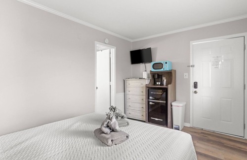 Carolina Beach Hotel | Traditional Queen Room Hotel- 2 Pools, Near Beach/Boardwalk, No Pets Allowed