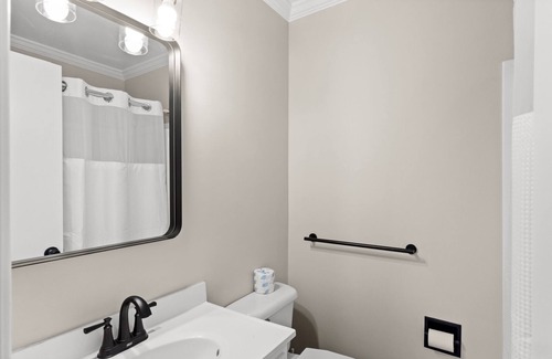 Carolina Beach Hotel | Traditional Queen Room Hotel- 2 Pools, Near Beach/Boardwalk, No Pets Allowed