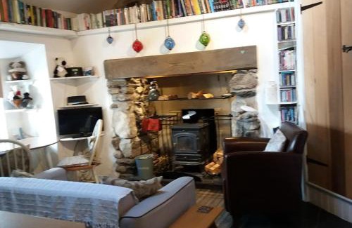 Garndolbenmaen House | Traditional stone cottage with sea views in Snowdonia National Park