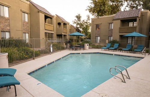 Las Colinas Horizontal Condo | Traditional Touch 1BR by Casago