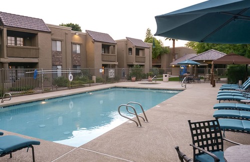 Las Colinas Horizontal Condo | Traditional Touch 1BR by Casago