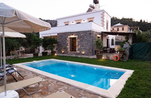 Pemonia Villa | Traditional Villa in fres