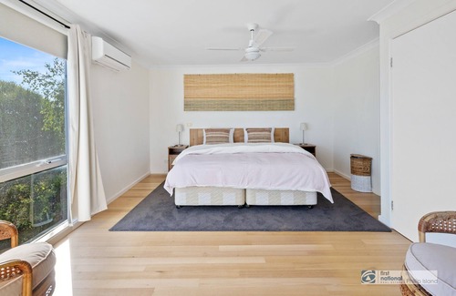 Rhyll House | Trafalgar Retreat, great views, spacious, boat parking, walk to Rhyll beach