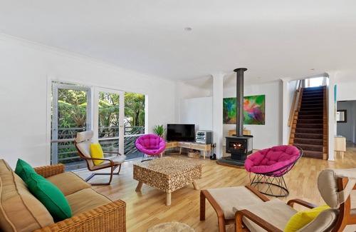 Rhyll House | Trafalgar Retreat, great views, spacious, boat parking, walk to Rhyll beach
