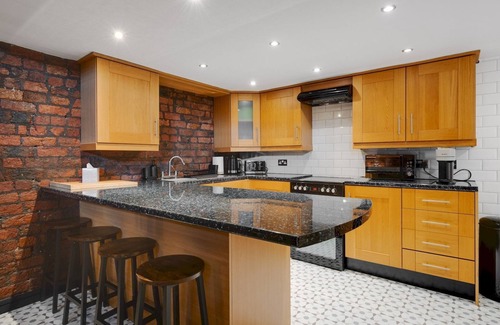 St George's Quarter Apartment | Trafalgar Warehouse, 5 Guests, Parking - Pass the Keys