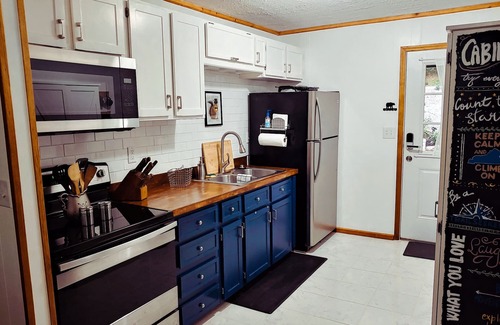 Stanton Cabin | Trailseeker Cabin King Bed, WiFi, Hot Tub at Red River Gorge - Natural Bridge
