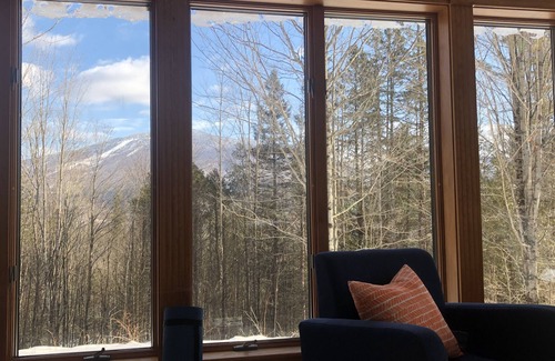East Burke House | Trailside! Bike In Bike Out, Steps to Town. Outdoor shower, fire pit, & more.