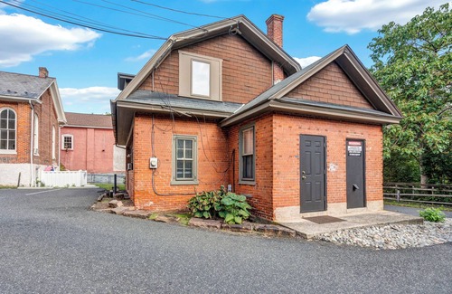 Schwenksville Cottage | Trailside Bliss: BIG House