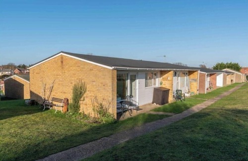 Kessingland Ski Chalet | Tranquil 2-bedroom chalet in Kessingland overlooking the sea