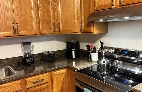 North Ironbound House | Tranquil 2-bedroom house in Newark with AC, WiFi