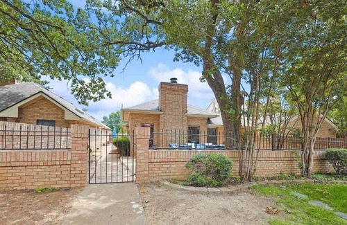South Arlington House | Tranquil 2 BR Haven w/patio