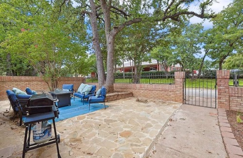 South Arlington House | Tranquil 2 BR Haven w/patio