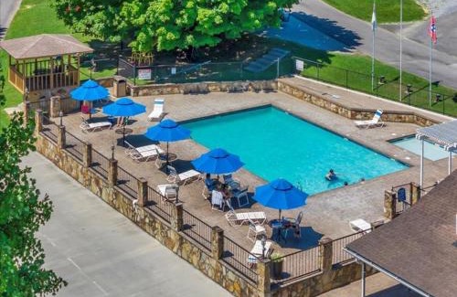 Gatlinburg - Pigeon Forge Ski Chalet | Tranquil 2BR Mountain Escape near Dollywood