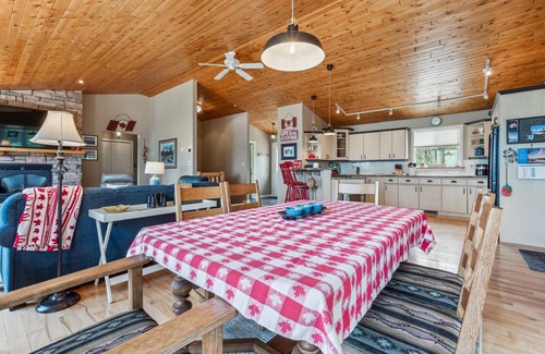 Lion's Head Cottage | Tranquil 4BR Bayfront Island Retreat