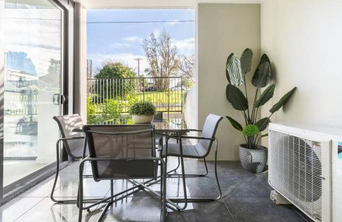 Heidelberg Apartment | Tranquil Apt Major Hospital Precinct w Parking