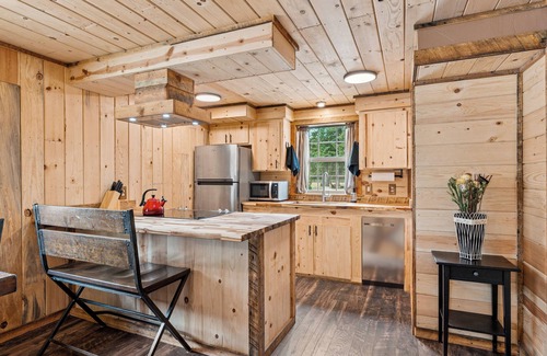 Burley House | Tranquil Bunkhouse Apartment at Lazy K Stables