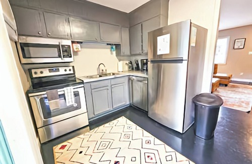 Oakhurst Apartment | Tranquil Charlotte Retreat