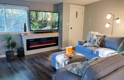 Ferndale House | Tranquil Country Living in the trees w/Hot Tub!