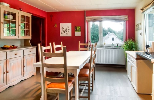 Krinkelt House | Tranquil Holiday Home with Private Garden