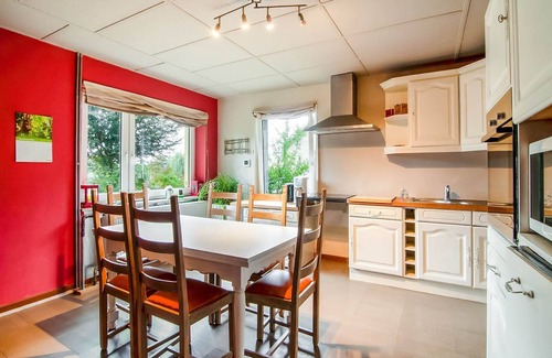 Krinkelt House | Tranquil Holiday Home with Private Garden