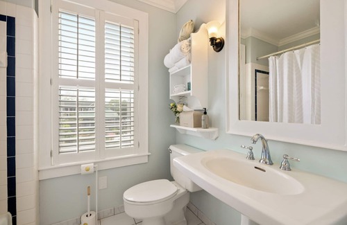 Historic Downtown Manteo Hotel | Tranquil House Inn