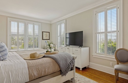 Historic Downtown Manteo Hotel | Tranquil House Inn