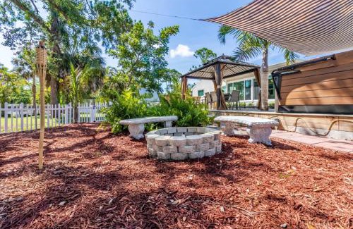 East Naples House | Tranquil Lakeside Haven