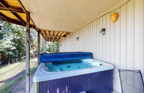 Eureka Springs House | Tranquil Lakeside Haven