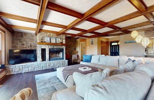 Eureka Springs House | Tranquil Lakeside Haven
