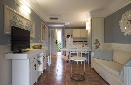 Pula Apartment | Tranquil Lantana Resort Hotel & Apartments for 5 people 1,5km from beach