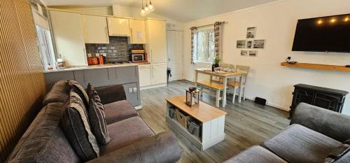 Morpeth Cabin | Tranquil Lodge hot tub and free golf