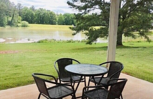 Fayetteville House | Tranquil & Safe Lake Home-great for families