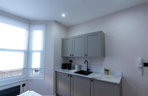 Streatham Apartment | Tranquil Studio in Streatham - One