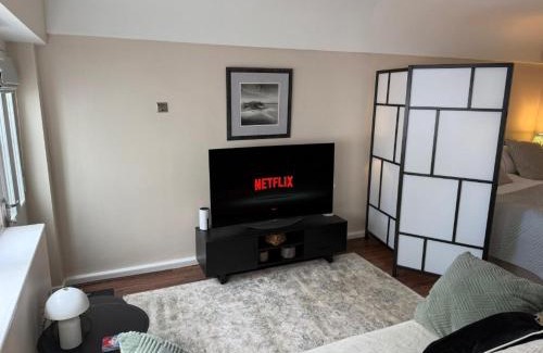 Liverpool Apartment | Tranquil Studio - Sleeps 2 & Private Parking