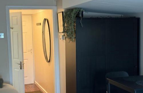 Liverpool Apartment | Tranquil Studio - Sleeps 2 & Private Parking