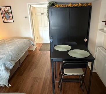 Liverpool Apartment | Tranquil Studio - Sleeps 2 & Private Parking