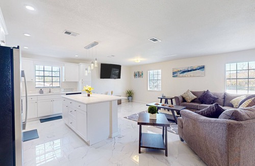 Palmetto House | Tranquil & sun-soaked oasis with generous balcony, stylish interiors, WiFi & W/D