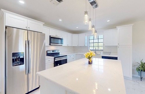 Palmetto House | Tranquil & sun-soaked oasis with generous balcony, stylish interiors, WiFi & W/D
